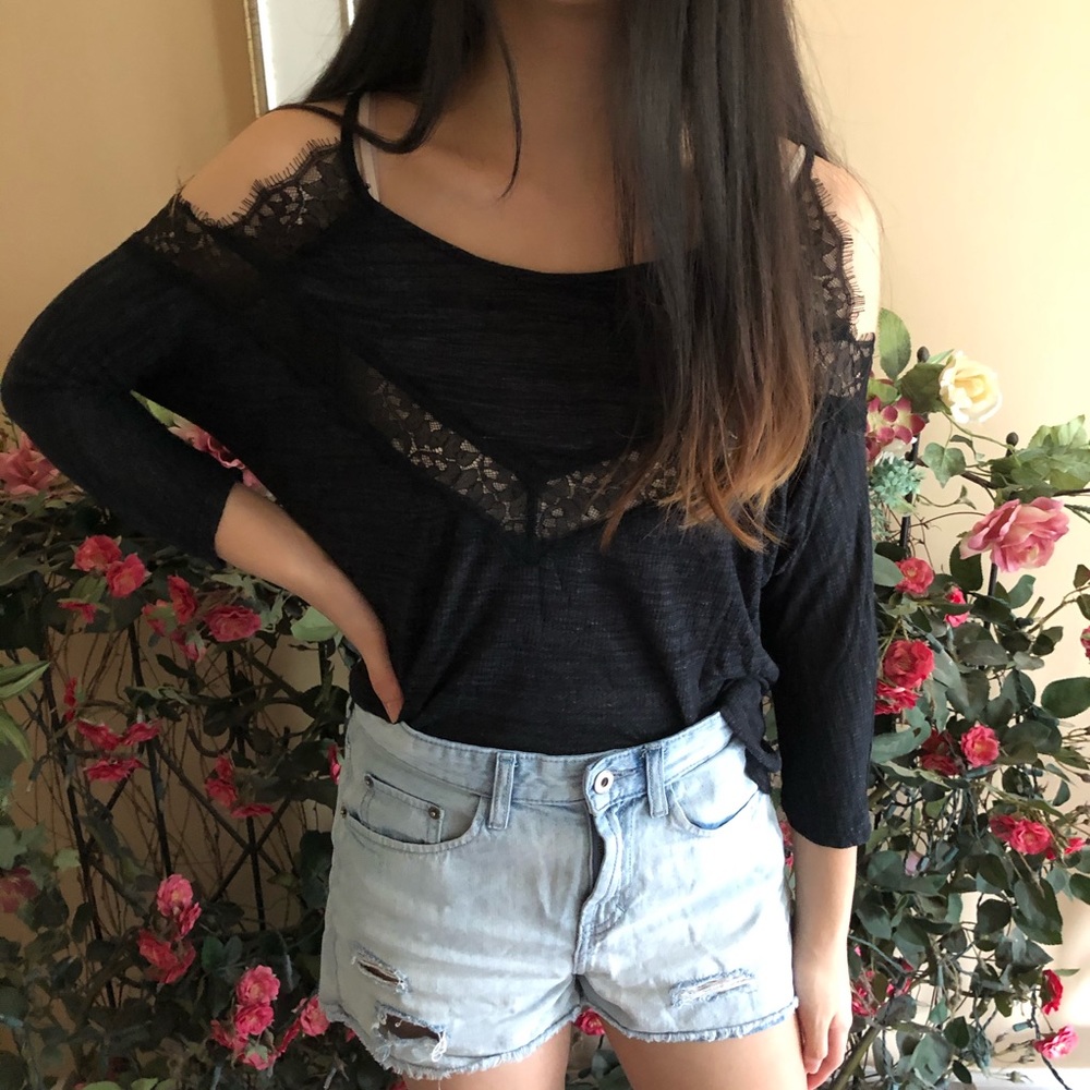 💛Urban outfitters cold shoulder top